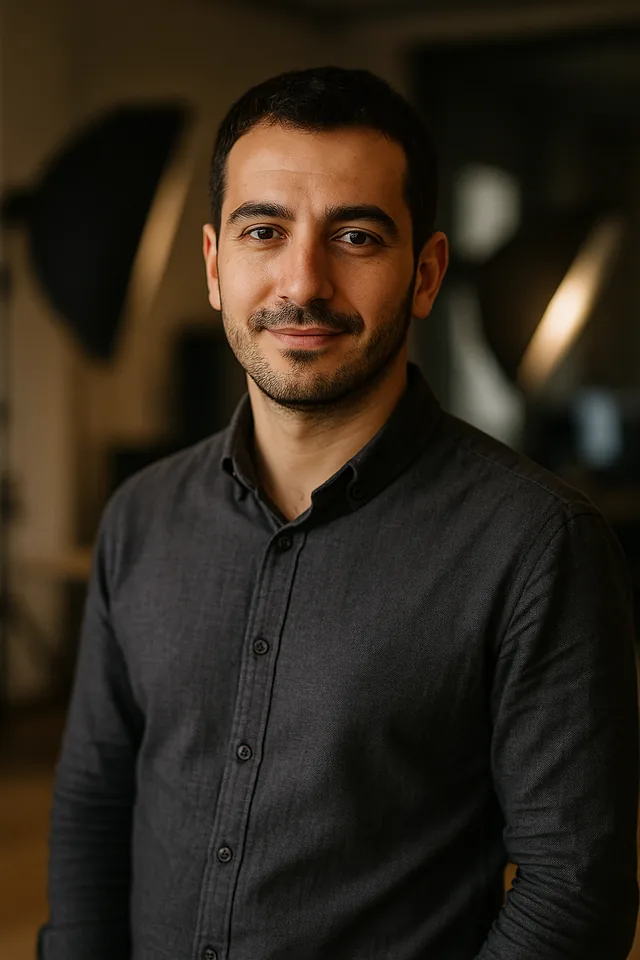 Ajans kurucusu stüdyo ışıkları önünde gülümsüyor